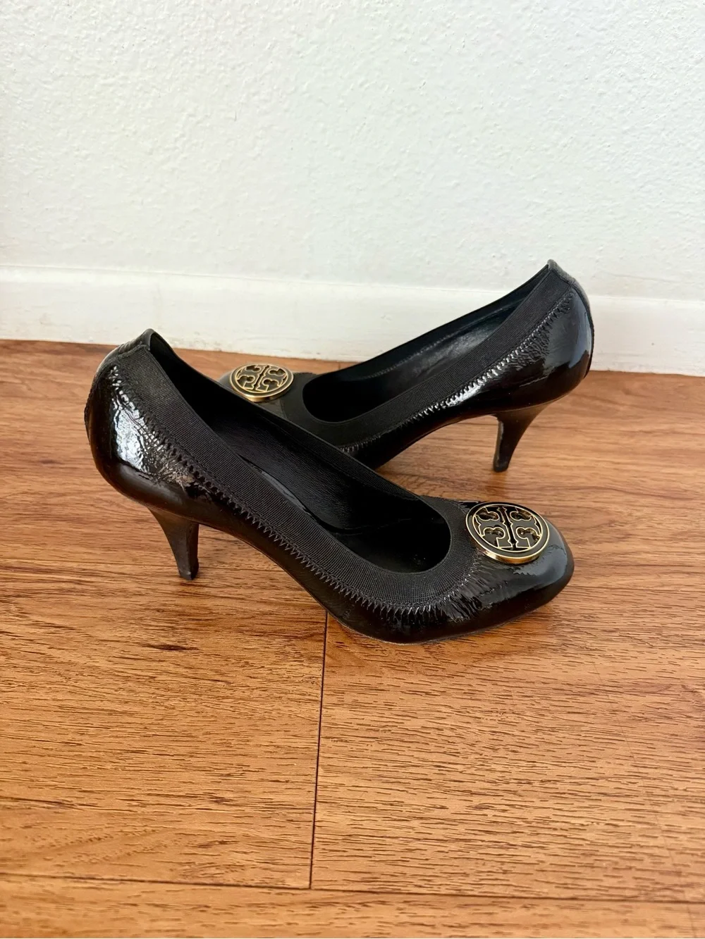 Tory Burch Caroline Mid Heel Pumps Size 7 Black Patent Leather Logo Medallion